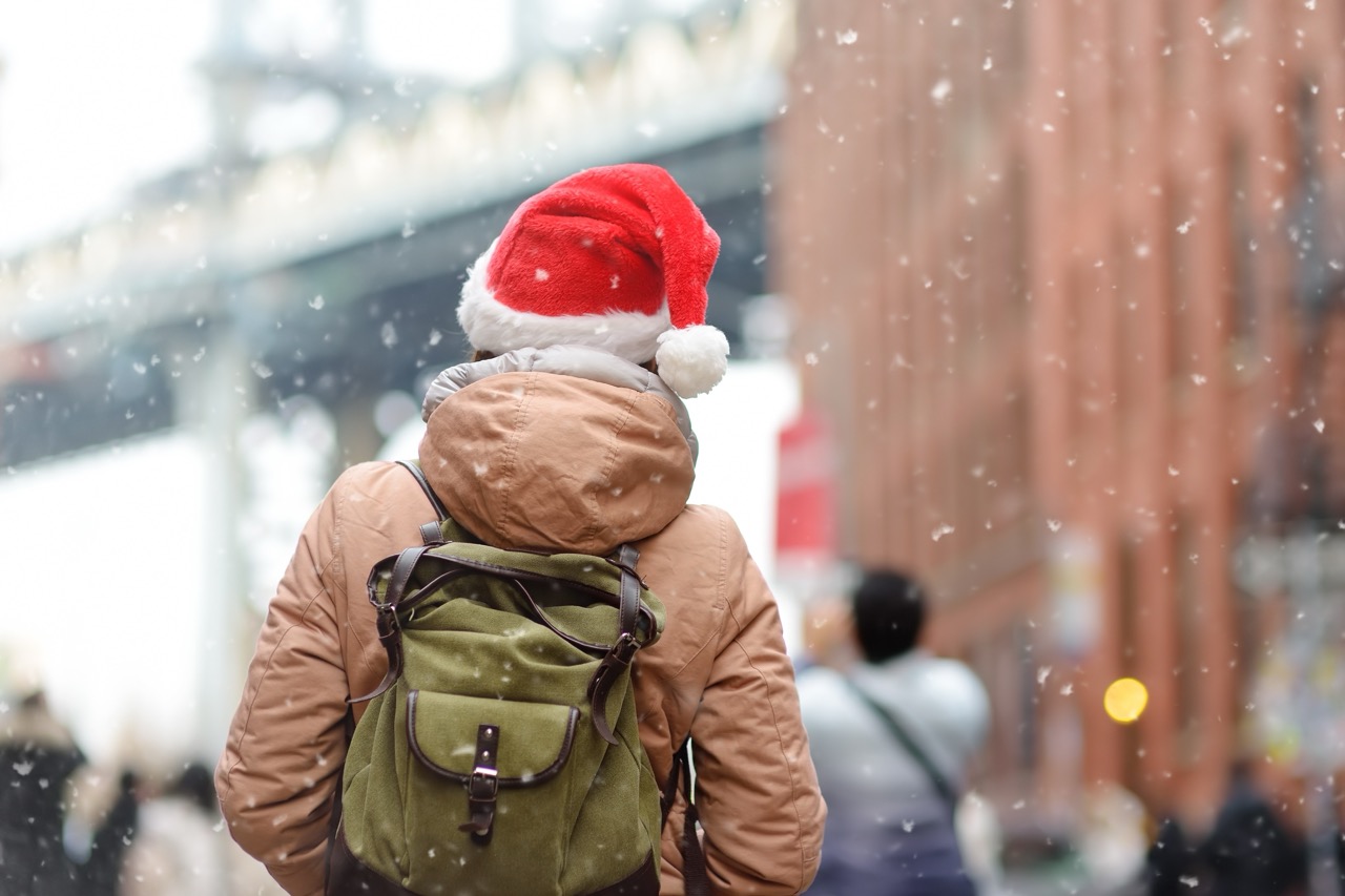 Groß (a young woman tourist in a santa claus hat walks d 2026 09 23 19 06 07 utc)