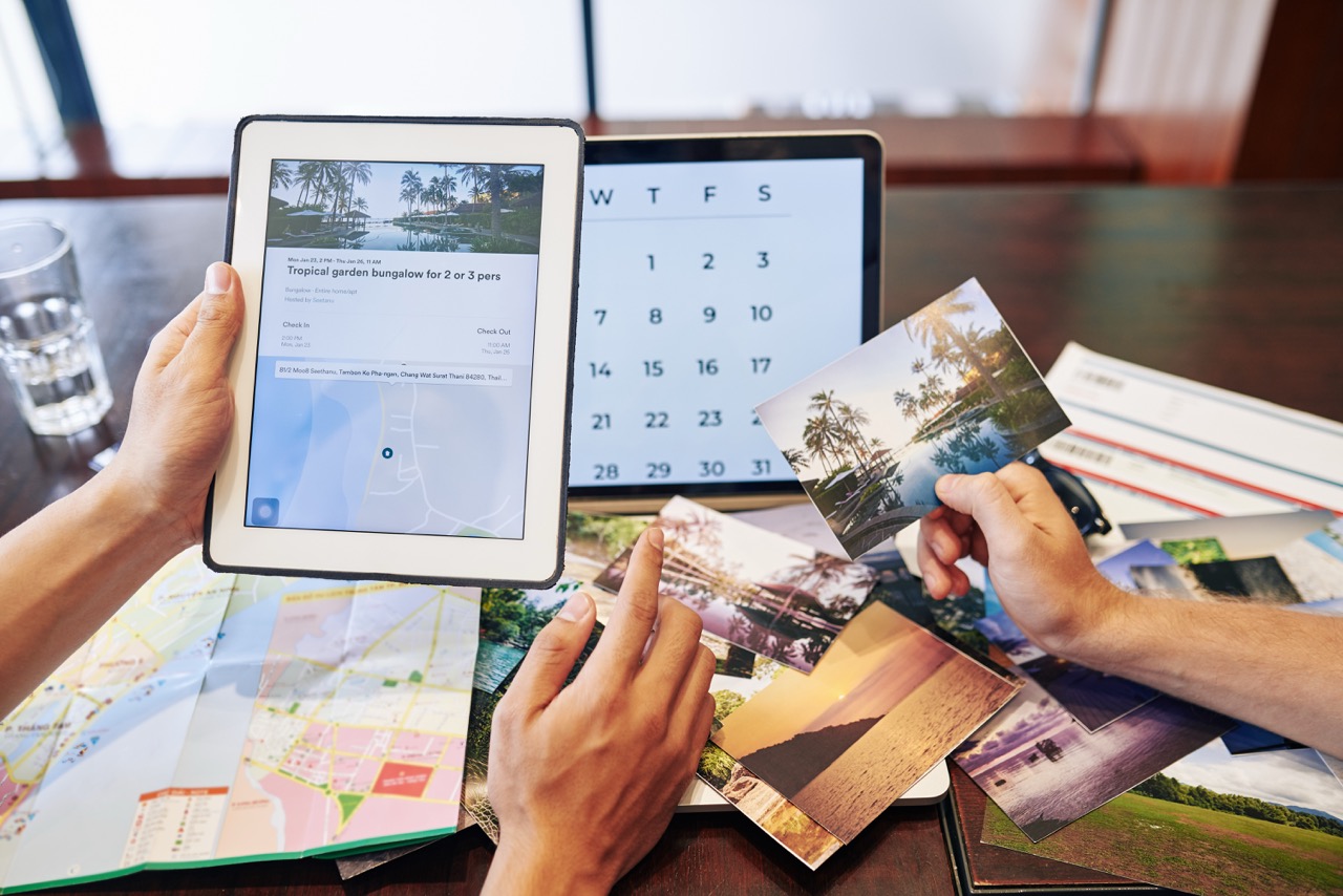 Groß (planning a tropical vacation with tablet and maps 2026 03 18 05 05 42 utc)