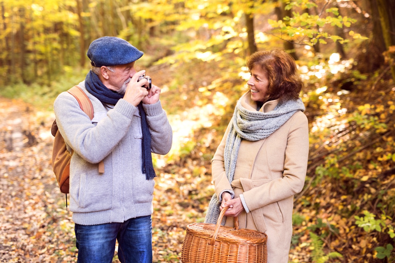 Groß (senior couple on a walk in autumn forest 2026 01 05 06 09 54 utc)