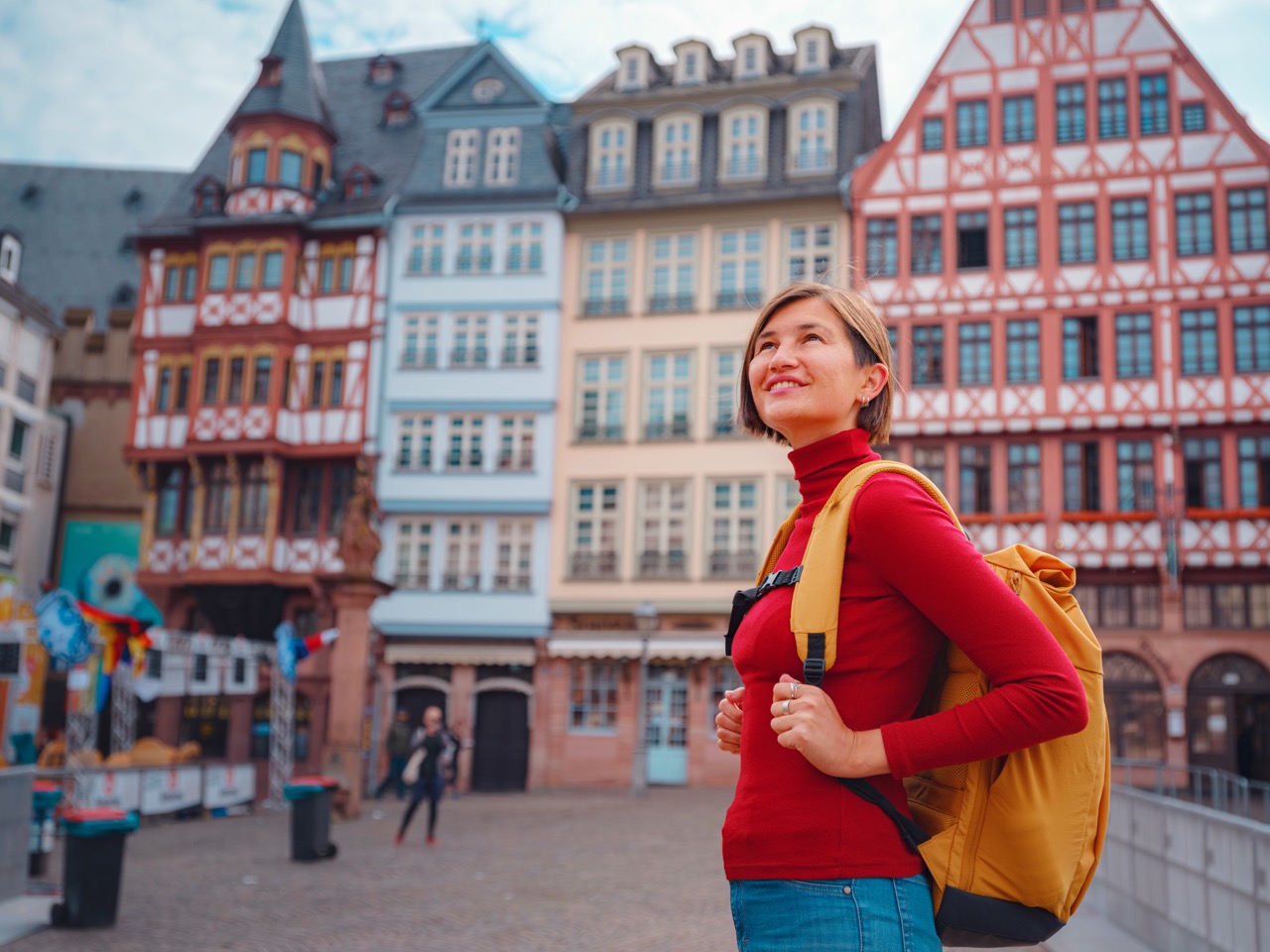 Groß (woman walks through old town of frankfurt 2026 03 08 23 05 06 utc)