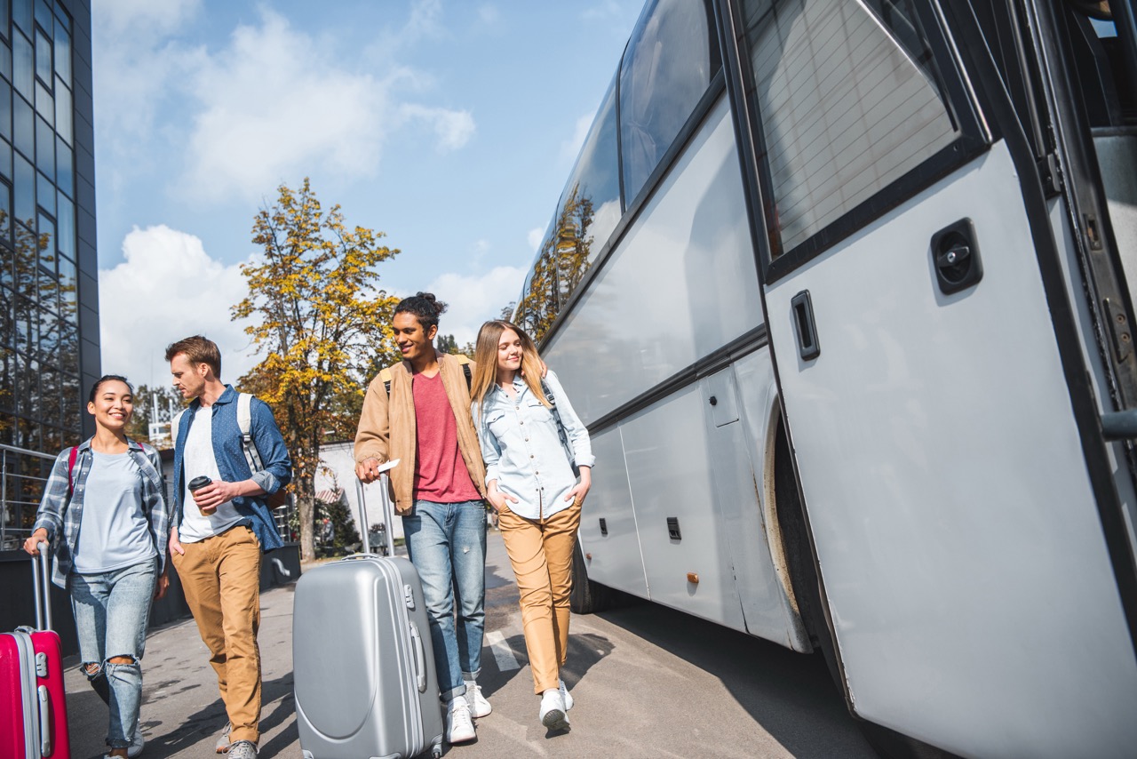 Groß (young smiling interracial couples with wheeled bag 2026 01 06 00 42 37 utc)