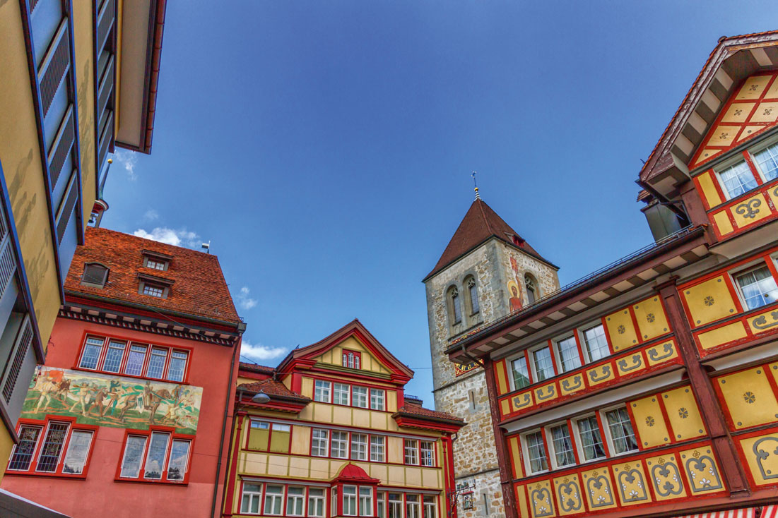 In den farbenfohen Gassen von Appenzell